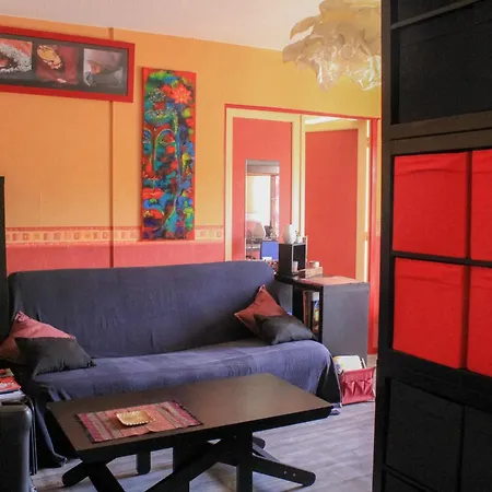 Le Chateau بيت شباب